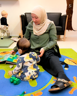 En voksen læser med et barn