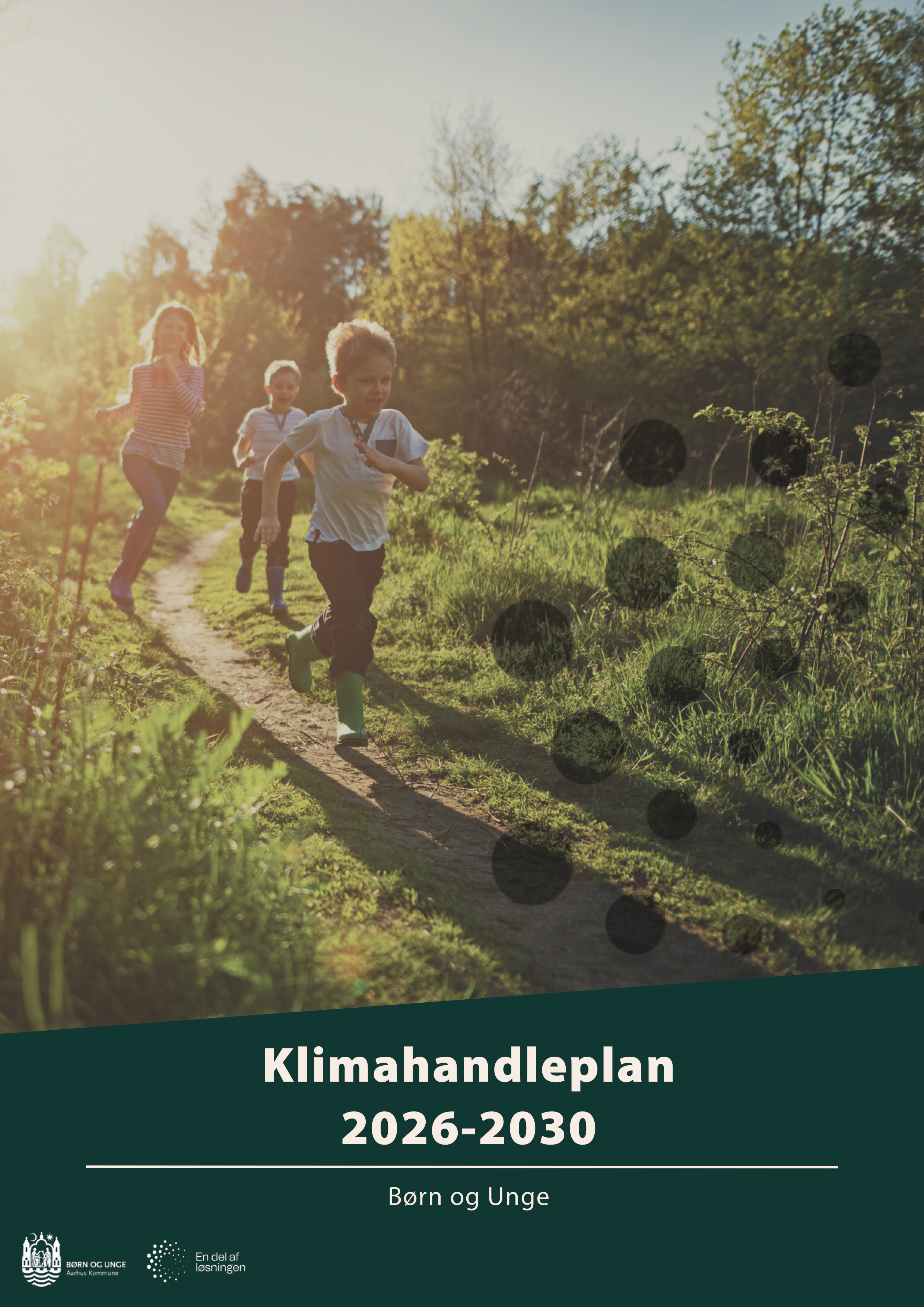 Tre børn løber på en natursti i modlys. Titel: Klimahandleplan 2026-2030 - Børn og Unge