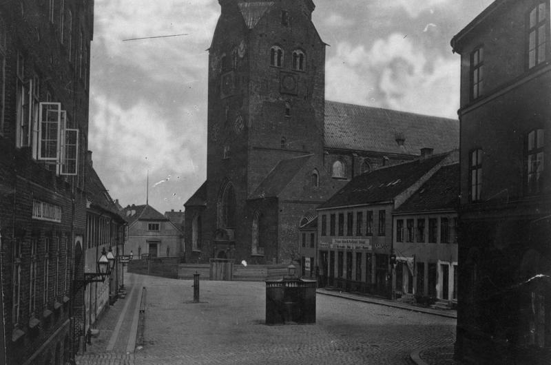 Billedet viser Bispetorvet og Store Torv i 1870'erne