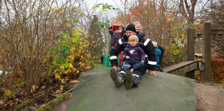 Børn og voksen på legepladsen i Bifrost