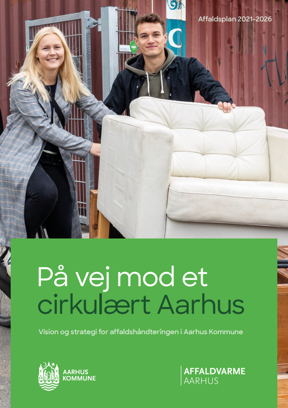 To unge mennesker med en sofa ved Reuse. Tekst: Affaldsplan 2021-2026. På vej mod et cirkulært Aarhus. Vision og strategi for affaldshåndteringen i Aarhus Kommune.