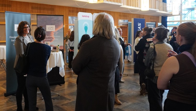 Mette Riis Jensen (længst tv) og hendes kollega Mia Hermann var begge overvældede over den store interesse for deres virksomhed Landfolk. Foto: Søren Rosenberg Pedersen