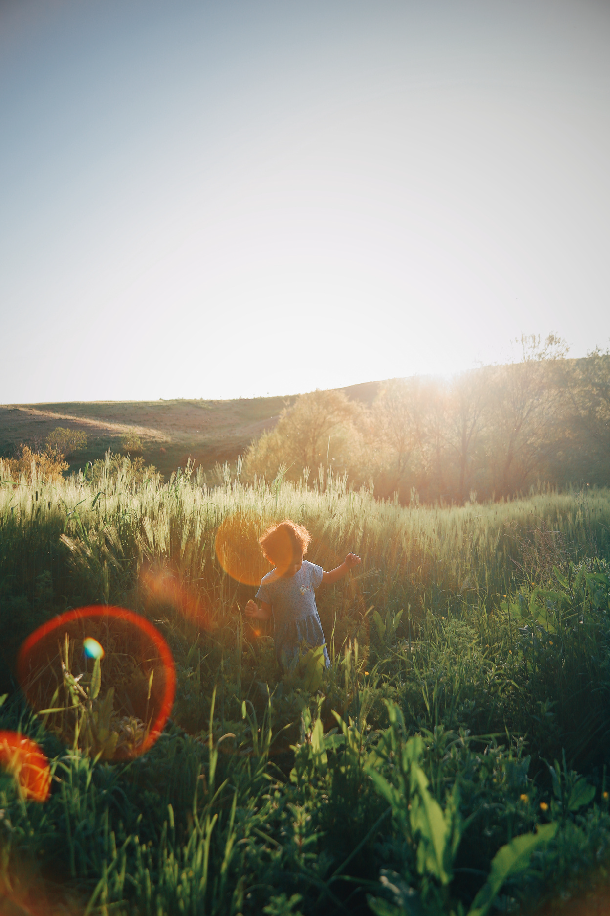 Barn i naturlandskab i modlys