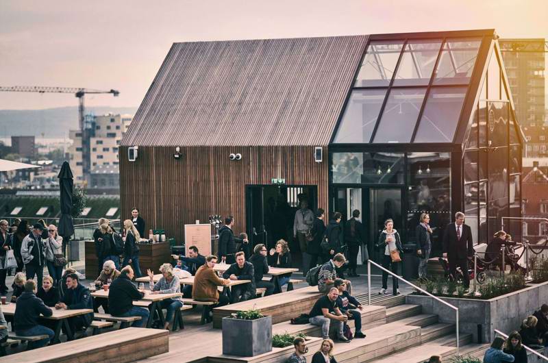 Mennesker på en tagterrasse i Aarhus