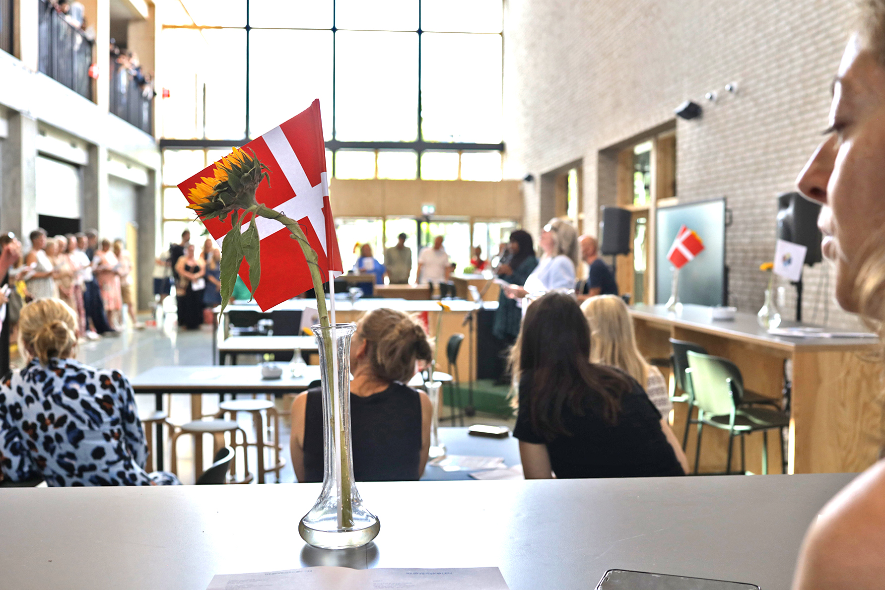 Dansk flag og en solsikke indenfor på Kløverskolen