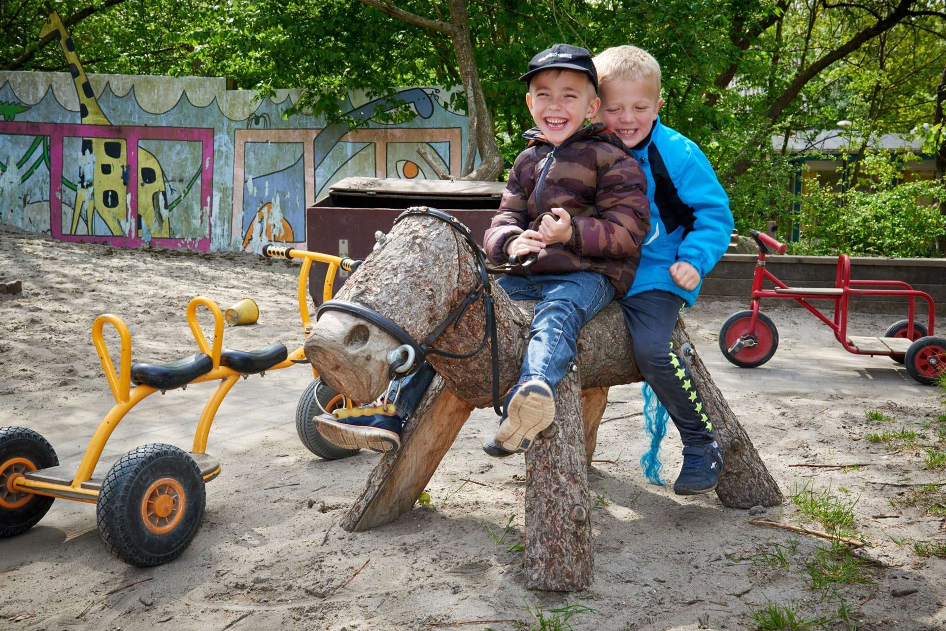 To drenge på en træhest