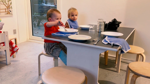 To børn sidder klar til frokost