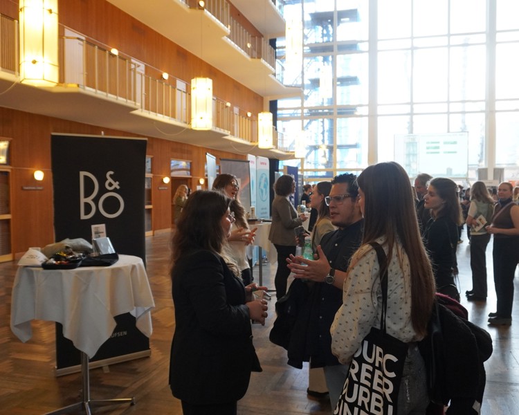 Antoniya Petkov (forrest tv) og Katarzyna Dragun (bagved) havde travlt på dagens messe. Foto: Søren Rosenberg Pedersen
